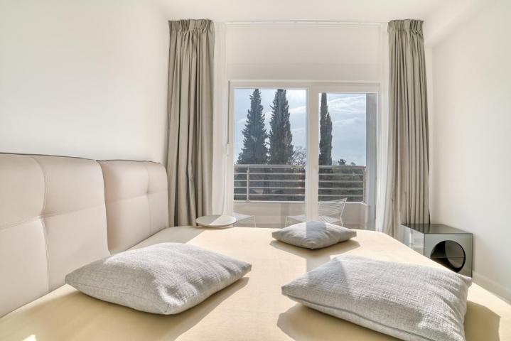 Prodaja dvosobnog luksuzno opremljenog stana 60 m² + 25 m² terasa u kompleksu sa bazenom – Petrovac,