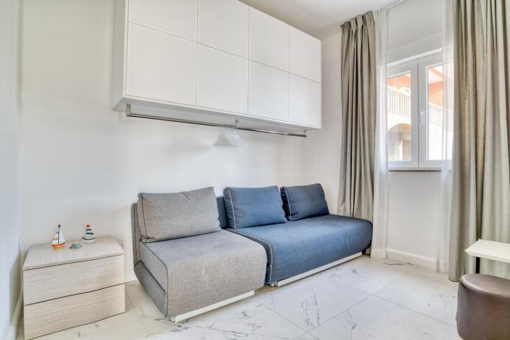 Prodaja dvosobnog luksuzno opremljenog stana 60 m² + 25 m² terasa u kompleksu sa bazenom – Petrovac,