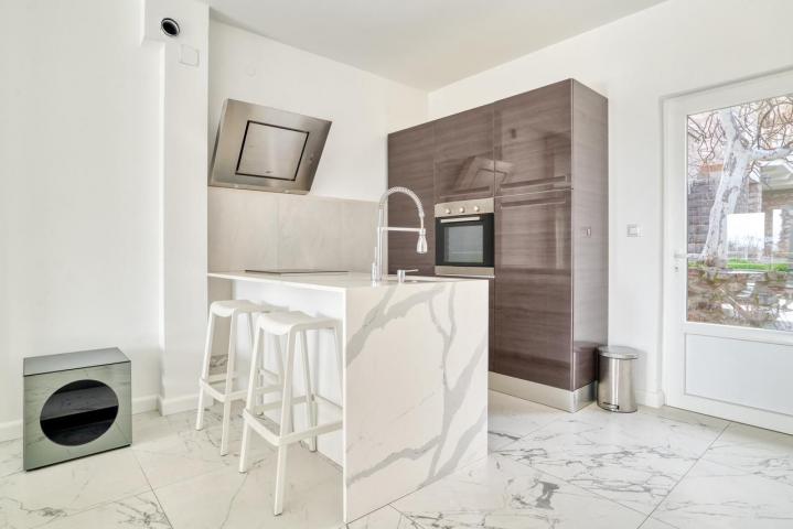 Prodaja dvosobnog luksuzno opremljenog stana 60 m² + 25 m² terasa u kompleksu sa bazenom – Petrovac,