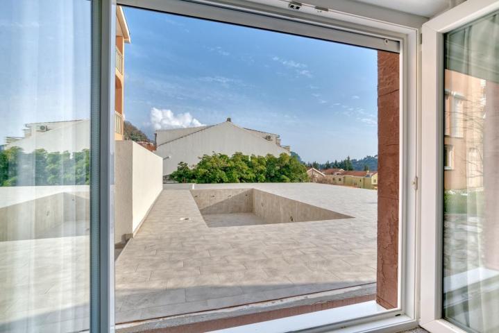 Prodaja dvosobnog luksuzno opremljenog stana 60 m² + 25 m² terasa u kompleksu sa bazenom – Petrovac,