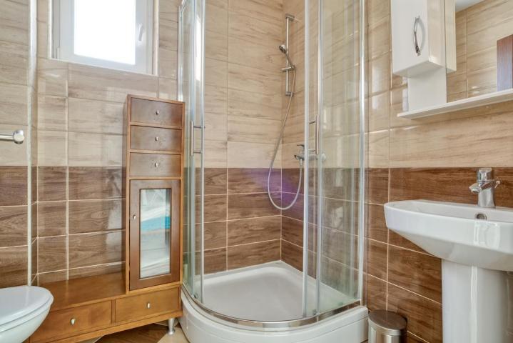 Prodaja dvosobnog luksuzno opremljenog stana 60 m² + 25 m² terasa u kompleksu sa bazenom – Petrovac,