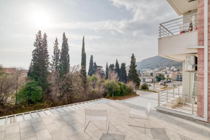 Prodaja dvosobnog luksuzno opremljenog stana 60 m² + 25 m² terasa u kompleksu sa bazenom – Petrovac,