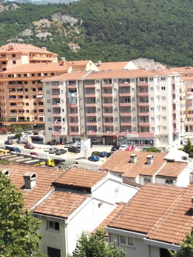 Trosoban stan 71 m² sa pogledom na more i grad u naselju Dubovica – Budva