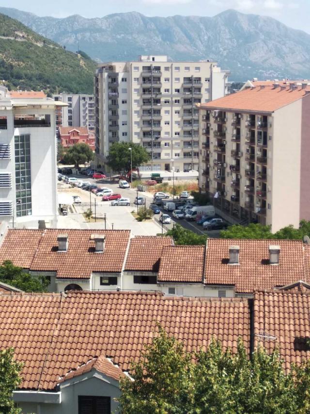 Trosoban stan 71 m² sa pogledom na more i grad u naselju Dubovica – Budva