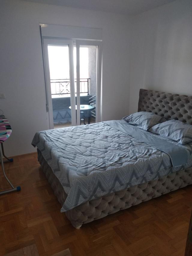 Trosoban stan 71 m² sa pogledom na more i grad u naselju Dubovica – Budva