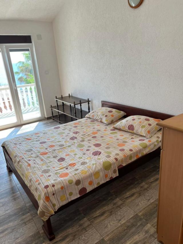 Izdaje se kuća 130 m² sa pogledom na more-Dobra Voda, Bar (150m od mora) IZDAVANJE NA DUZI PERIOD, P