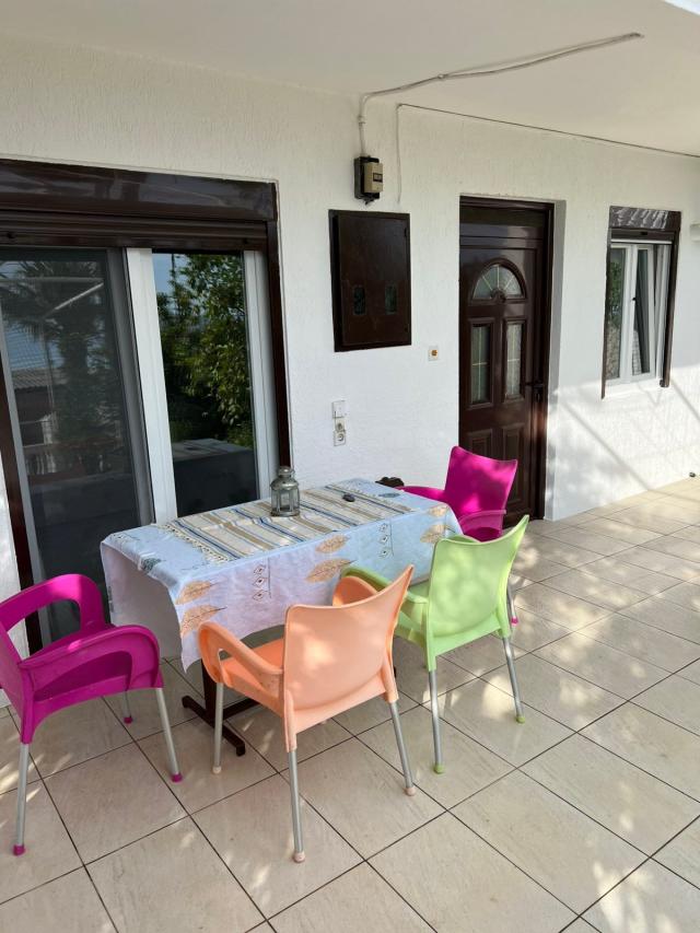 Izdaje se kuća 130 m² sa pogledom na more-Dobra Voda, Bar (150m od mora) IZDAVANJE NA DUZI PERIOD, P