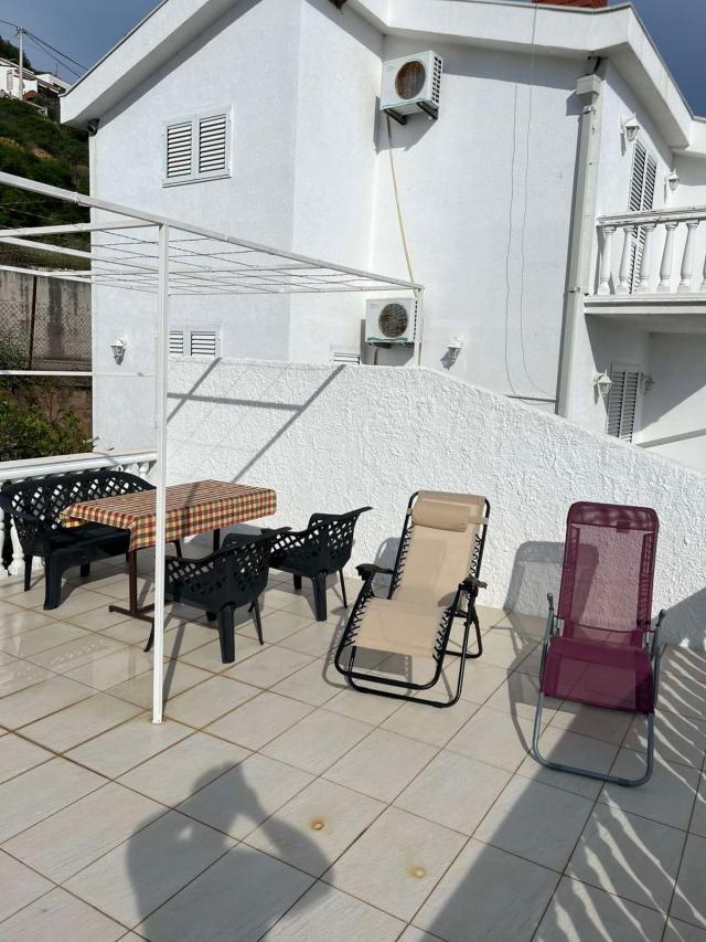 Izdaje se kuća 130 m² sa pogledom na more-Dobra Voda, Bar (150m od mora) IZDAVANJE NA DUZI PERIOD, P