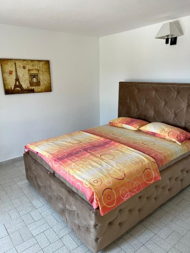 Izdaje se kuća 130 m² sa pogledom na more-Dobra Voda, Bar (150m od mora) IZDAVANJE NA DUZI PERIOD, P