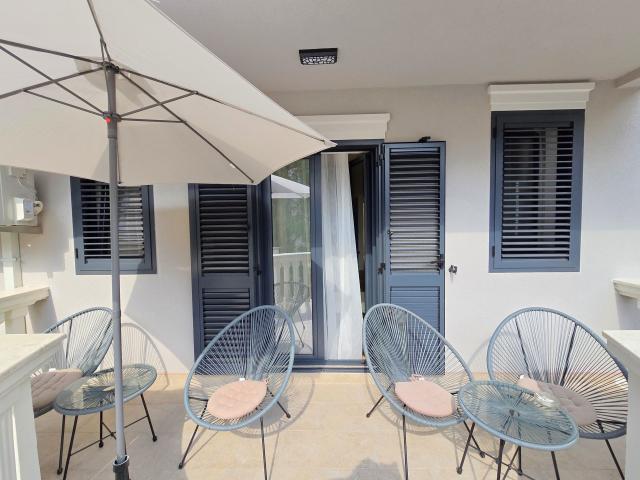 Renoviran mini hotel sa apartmanima, poslovnim prostorom i parkingom-Budva, Adok