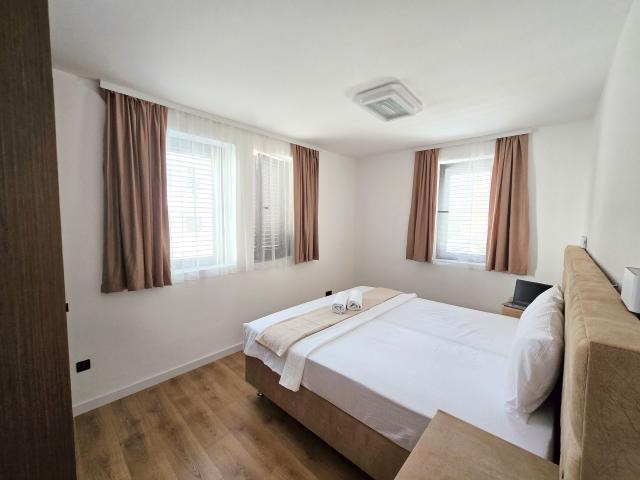 Renoviran mini hotel sa apartmanima, poslovnim prostorom i parkingom-Budva, Adok