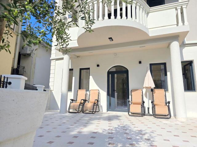 Renoviran mini hotel sa apartmanima, poslovnim prostorom i parkingom-Budva, Adok