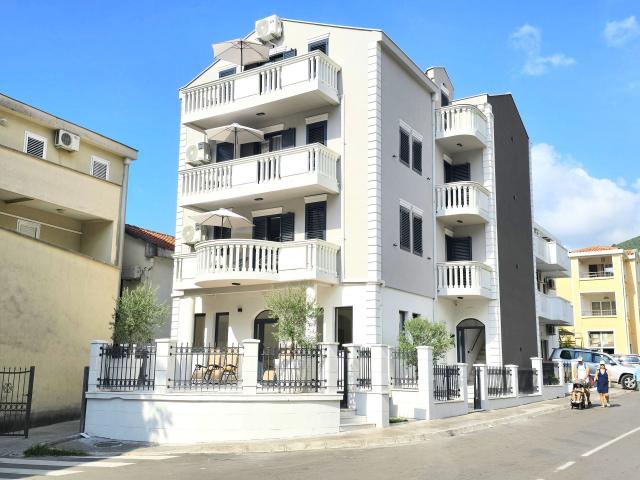 Renoviran mini hotel sa apartmanima, poslovnim prostorom i parkingom-Budva, Adok