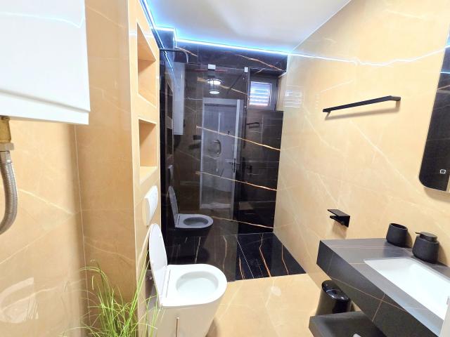 Renoviran mini hotel sa apartmanima, poslovnim prostorom i parkingom-Budva, Adok