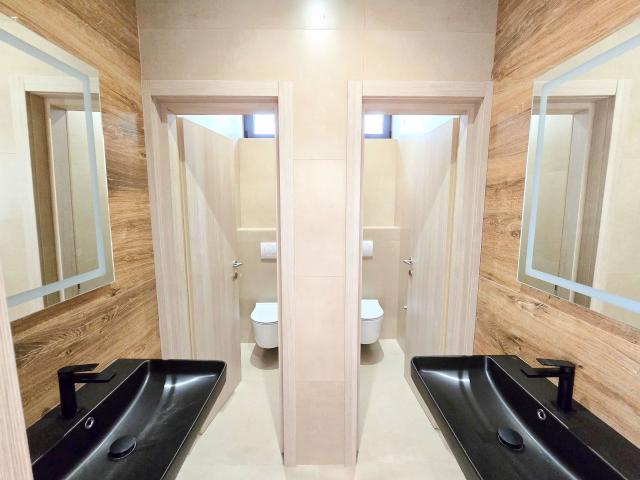 Renoviran mini hotel sa apartmanima, poslovnim prostorom i parkingom-Budva, Adok