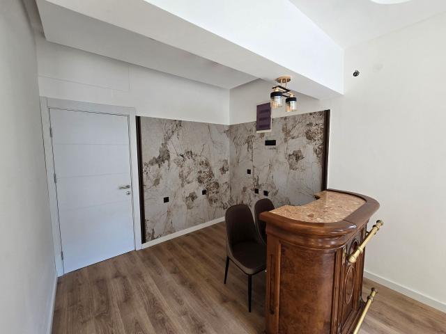 Renoviran mini hotel sa apartmanima, poslovnim prostorom i parkingom-Budva, Adok