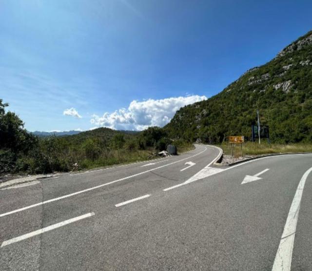 Atraktivno zemljište 70.000m² uz magistralu Podgorica–Cetinje