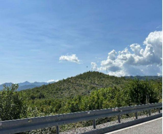 Atraktivno zemljište 70.000m² uz magistralu Podgorica–Cetinje