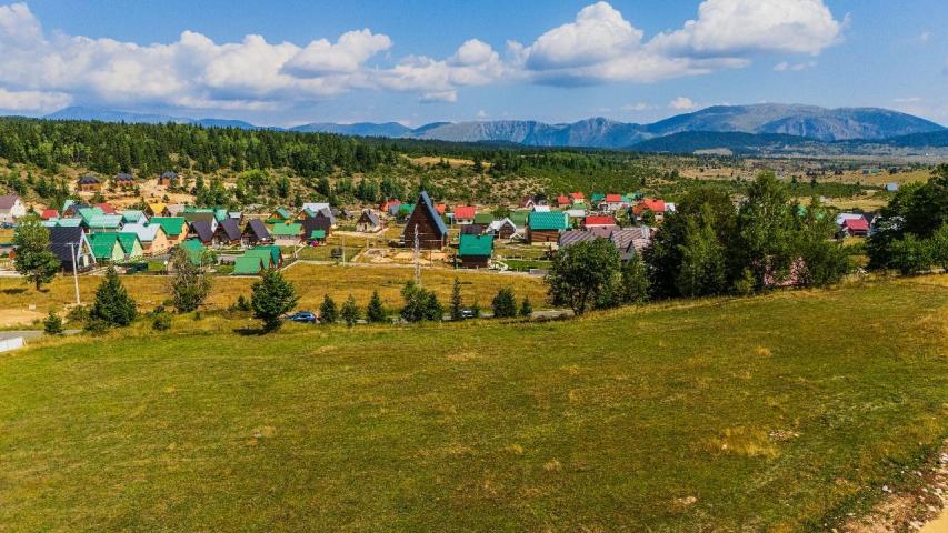 Ekskluzivna urbanizovana parcela 664m² u planinskom kompleksu na Žabljaku