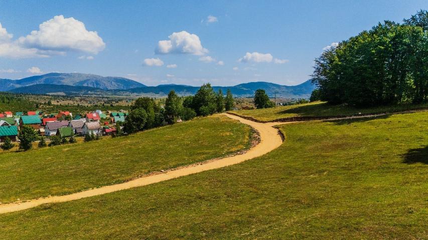 Ekskluzivna urbanizovana parcela 664m² u planinskom kompleksu na Žabljaku