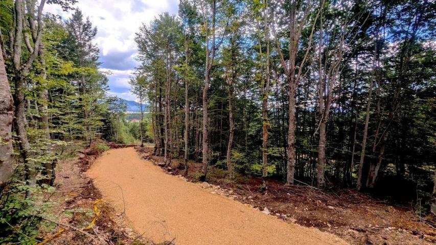 Ekskluzivna urbanizovana parcela 664m² u planinskom kompleksu na Žabljaku