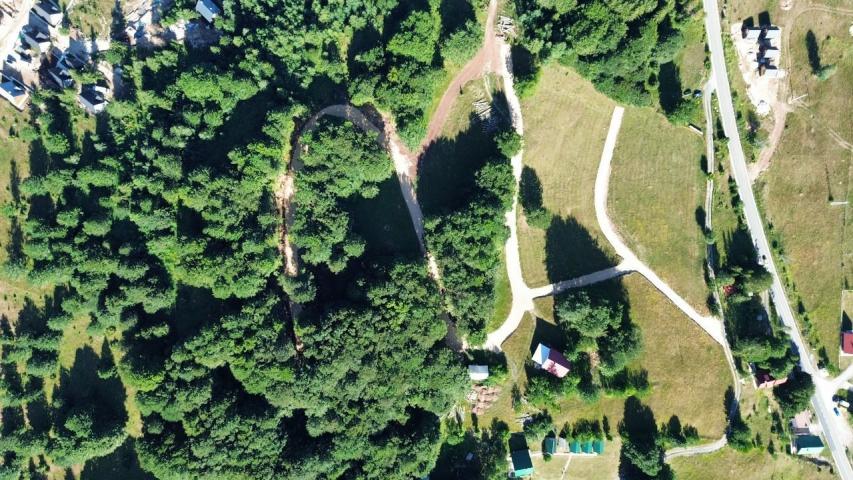 Ekskluzivna urbanizovana parcela 664m² u planinskom kompleksu na Žabljaku