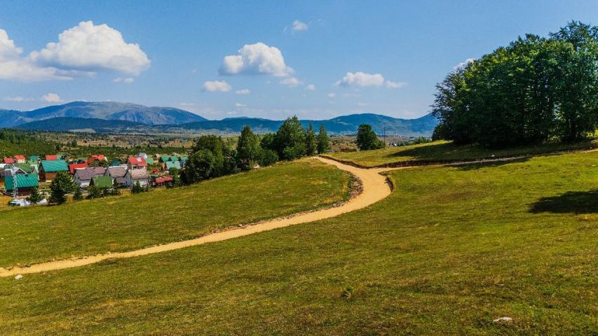 Ekskluzivna urbanizovana parcela 729m² u planinskom kompleksu na Žabljaku