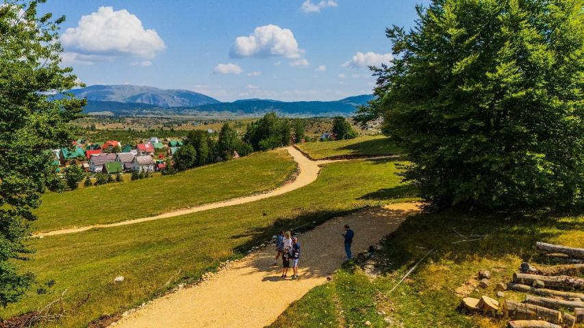 Ekskluzivna urbanizovana parcela 729m² u planinskom kompleksu na Žabljaku
