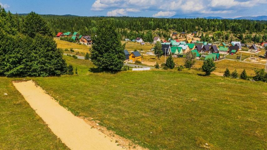 Ekskluzivna urbanizovana parcela 729m² u planinskom kompleksu na Žabljaku