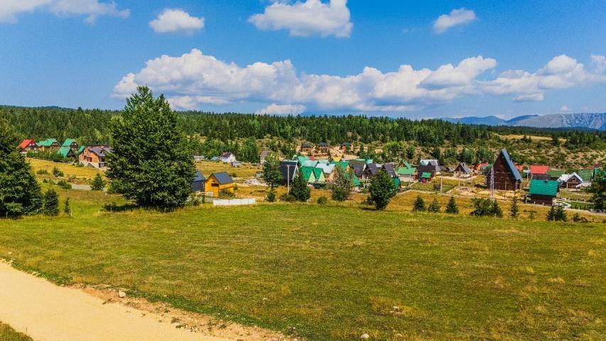 Ekskluzivna urbanizovana parcela 729m² u planinskom kompleksu na Žabljaku