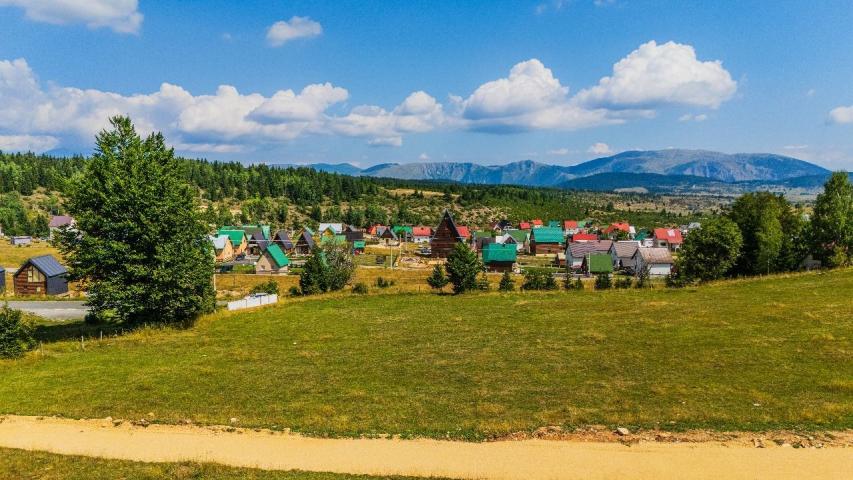 Ekskluzivna urbanizovana parcela 729m² u planinskom kompleksu na Žabljaku
