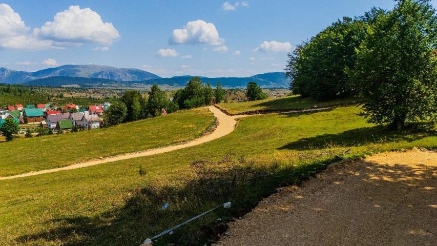 Ekskluzivna urbanizovana parcela 585m² u planinskom kompleksu na Žabljaku