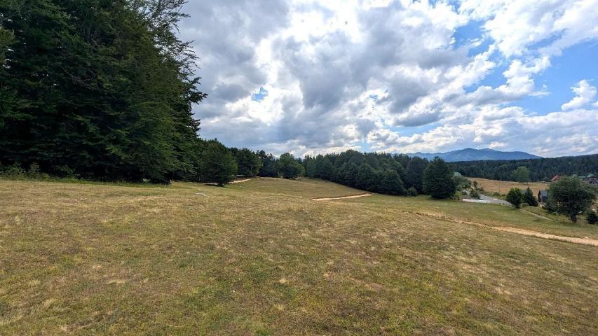 Ekskluzivna urbanizovana parcela 585m² u planinskom kompleksu na Žabljaku