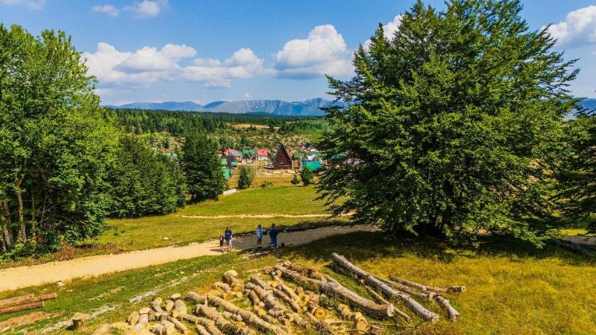 Ekskluzivna urbanizovana parcela 585m² u planinskom kompleksu na Žabljaku