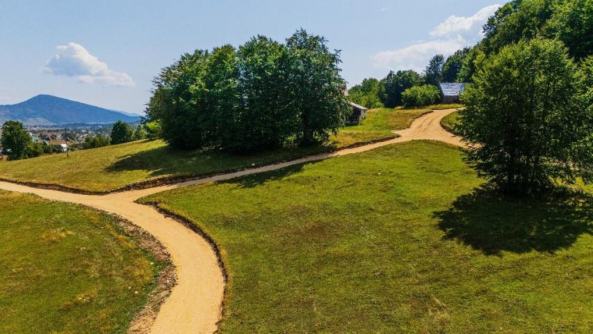 Ekskluzivna urbanizovana parcela 691m² u planinskom kompleksu na Žabljaku