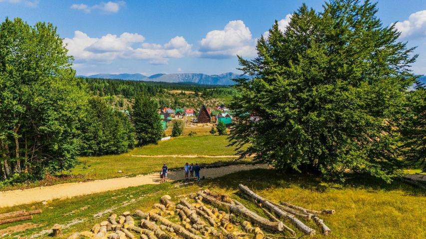 Ekskluzivna urbanizovana parcela 691m² u planinskom kompleksu na Žabljaku