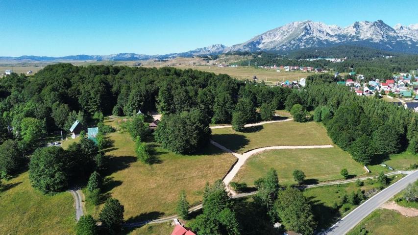 Ekskluzivna urbanizovana parcela 691m² u planinskom kompleksu na Žabljaku