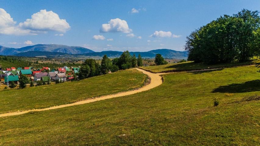 Ekskluzivna urbanizovana parcela 583m² u planinskom kompleksu na Žabljaku