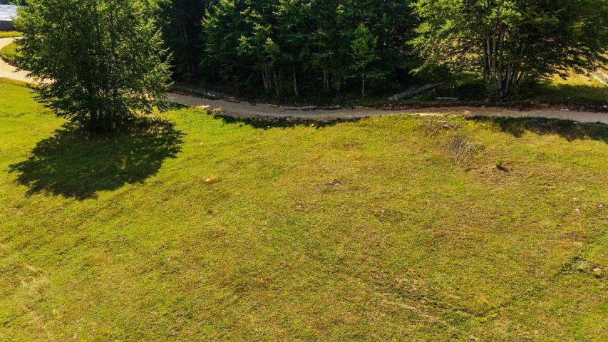 Ekskluzivna urbanizovana parcela 583m² u planinskom kompleksu na Žabljaku