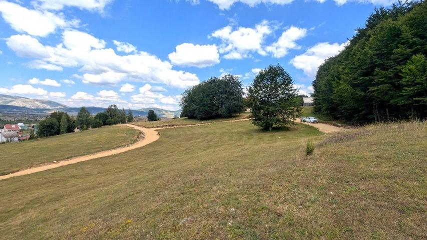 Ekskluzivna urbanizovana parcela 583m² u planinskom kompleksu na Žabljaku