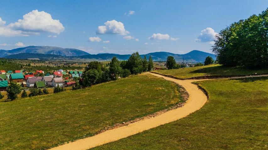 Ekskluzivna urbanizovana parcela 583m² u planinskom kompleksu na Žabljaku