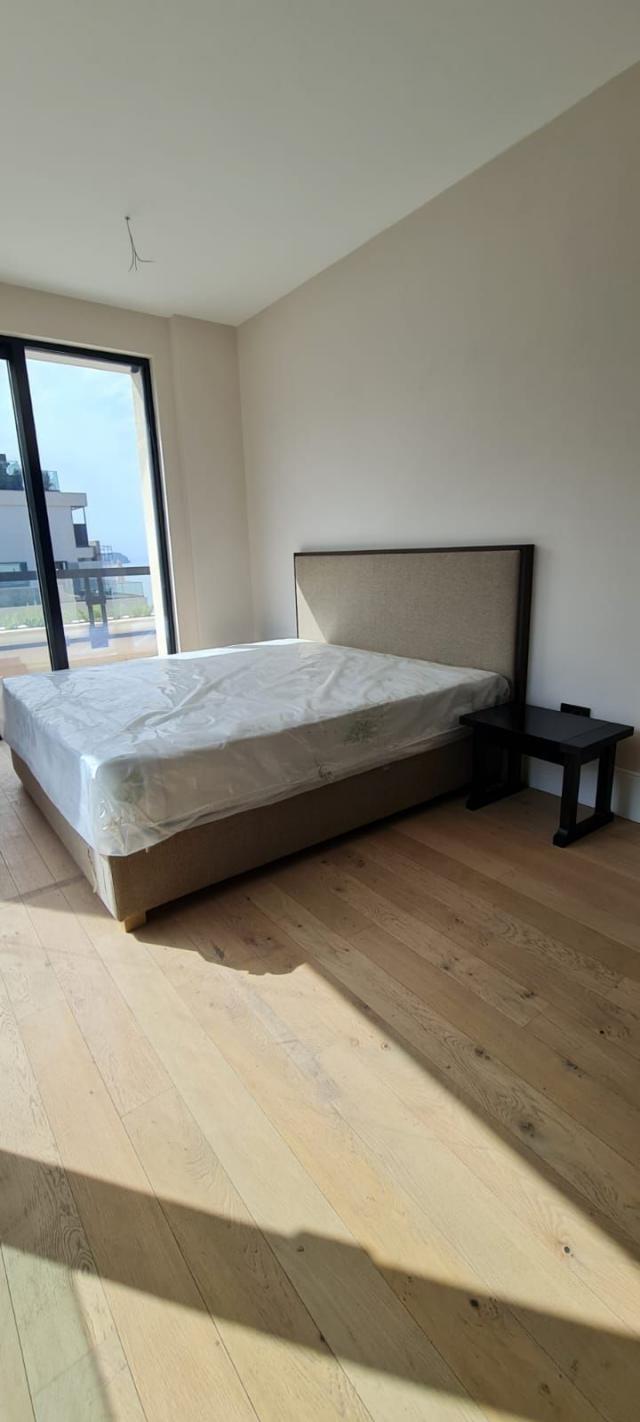 Na prodaju luksuzan dvosoban stan 113 m² sa panoramskim pogledom i bazenom – Prva linija, Bečići