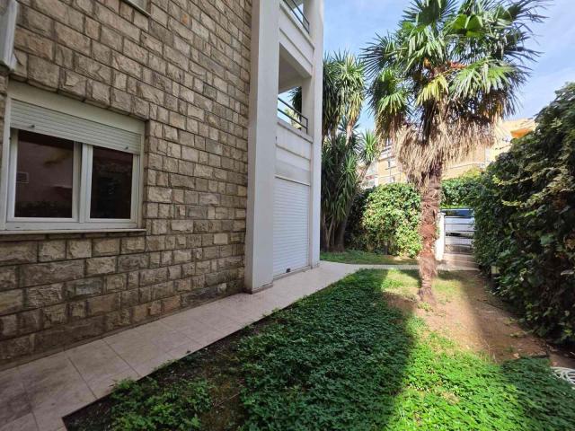 Prodaja dvosobnog stana 70 m² sa dvorištem i baštom – Budva, Centar