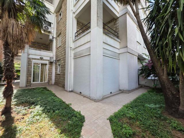 Prodaja dvosobnog stana 70 m² sa dvorištem i baštom – Budva, Centar