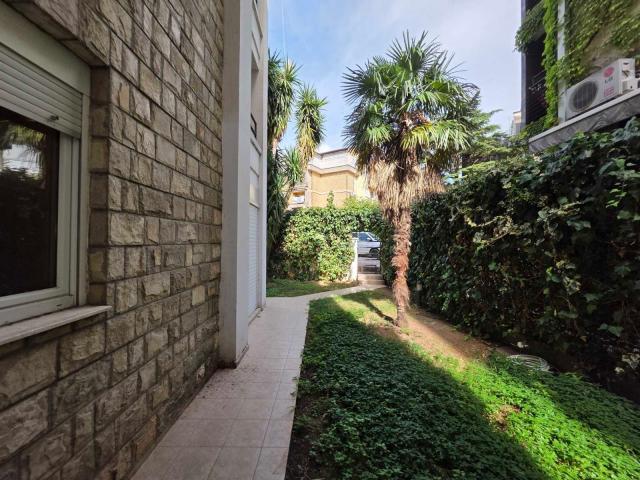 Prodaja dvosobnog stana 70 m² sa dvorištem i baštom – Budva, Centar