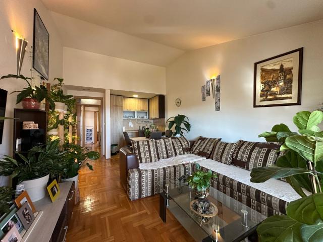 Prodaja dvosobnog stana 54 m² sa panoramskim pogledom na more i parking mestom – Budva, Lazi