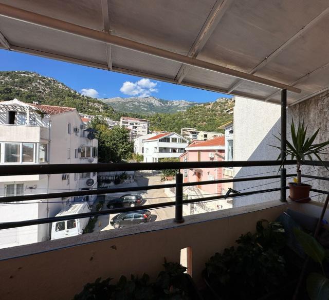 Prodaja dvosobnog stana 54 m² sa panoramskim pogledom na more i parking mestom – Budva, Lazi