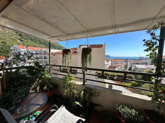 Prodaja dvosobnog stana 54 m² sa panoramskim pogledom na more i parking mestom – Budva, Lazi