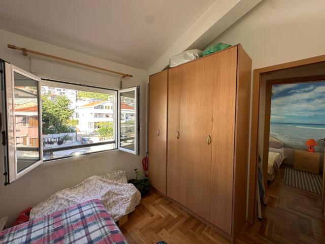 Prodaja dvosobnog stana 54 m² sa panoramskim pogledom na more i parking mestom – Budva, Lazi