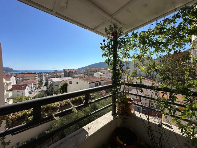 Prodaja dvosobnog stana 54 m² sa panoramskim pogledom na more i parking mestom – Budva, Lazi